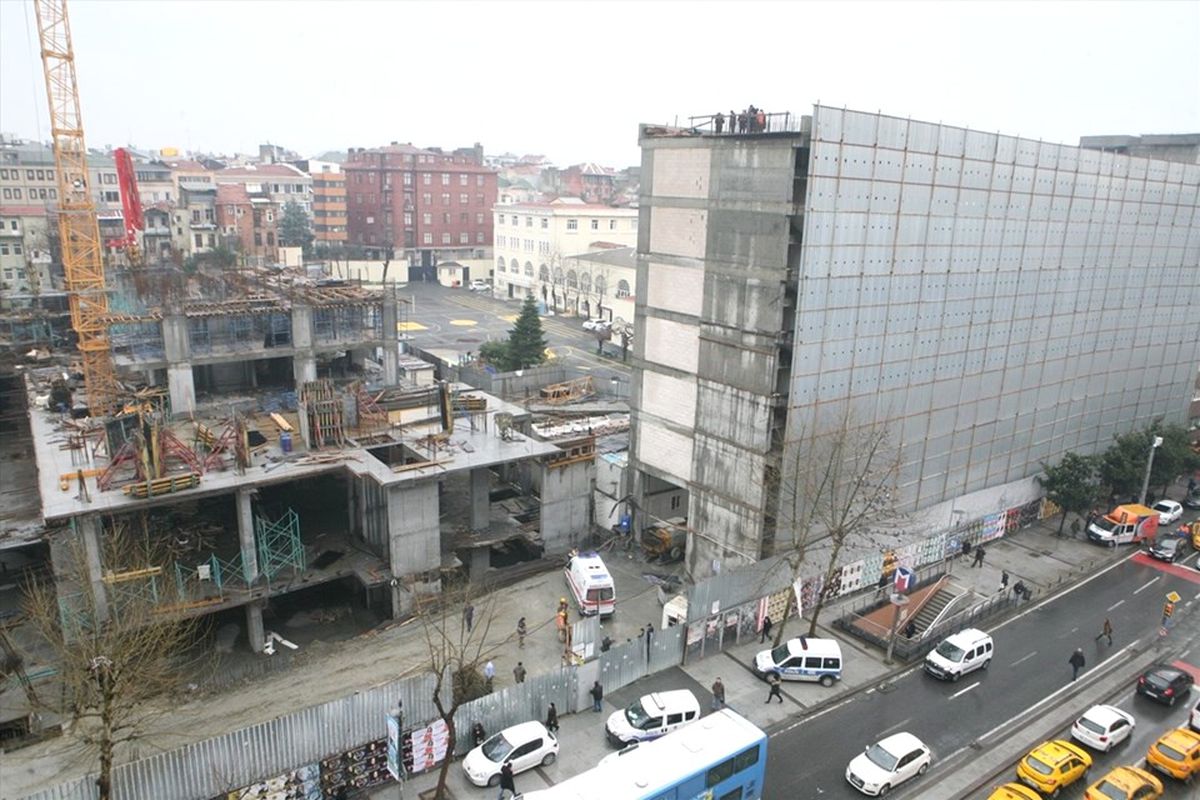 Şişli\'de İnşaat İskelesinden Düşen İşçi Hayatını Kaybetti