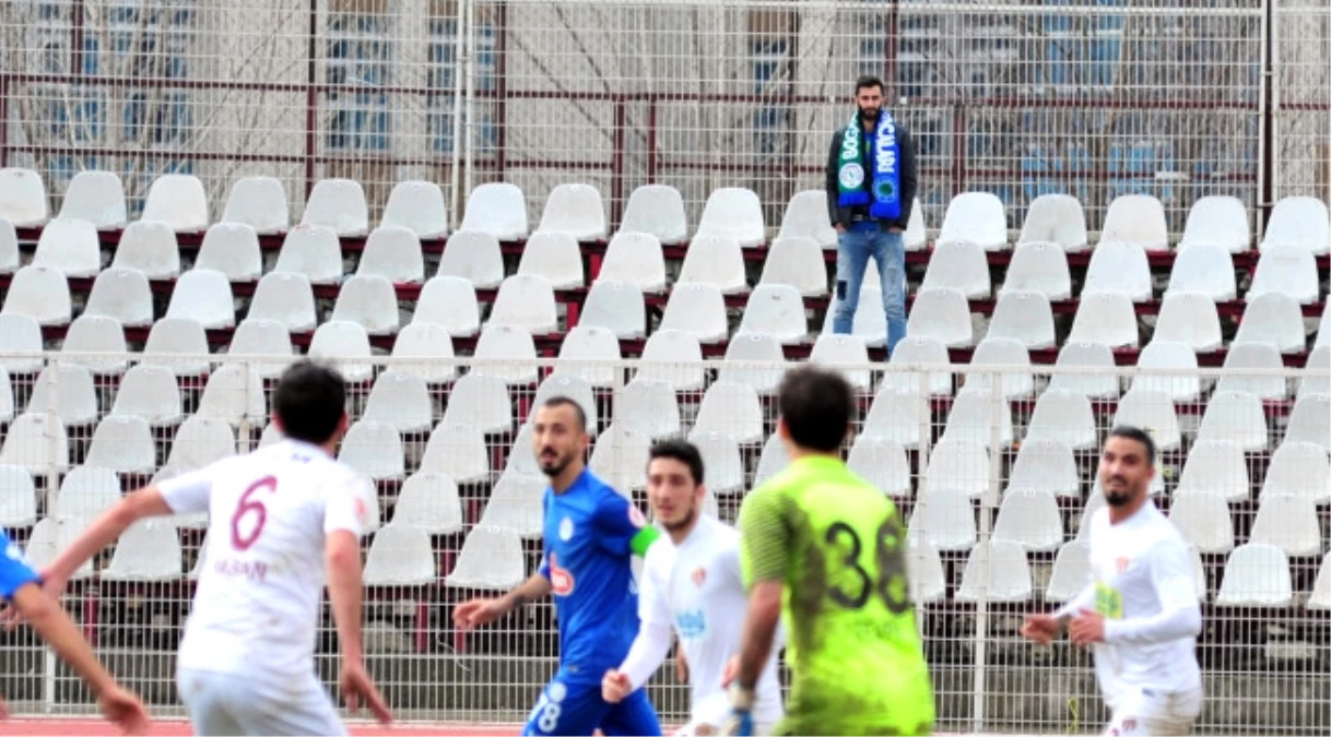 Tribünde Tek Başına, Takımının Yanında