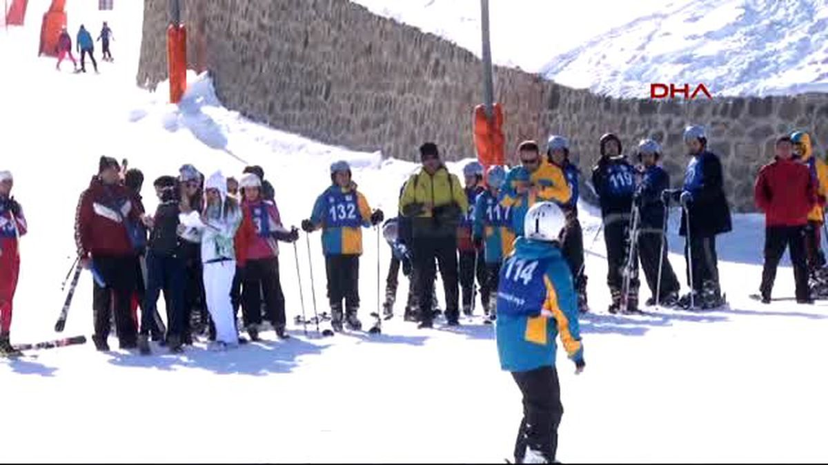 Vali Azizoğlu, Özel Sporcunun Elini Öptü