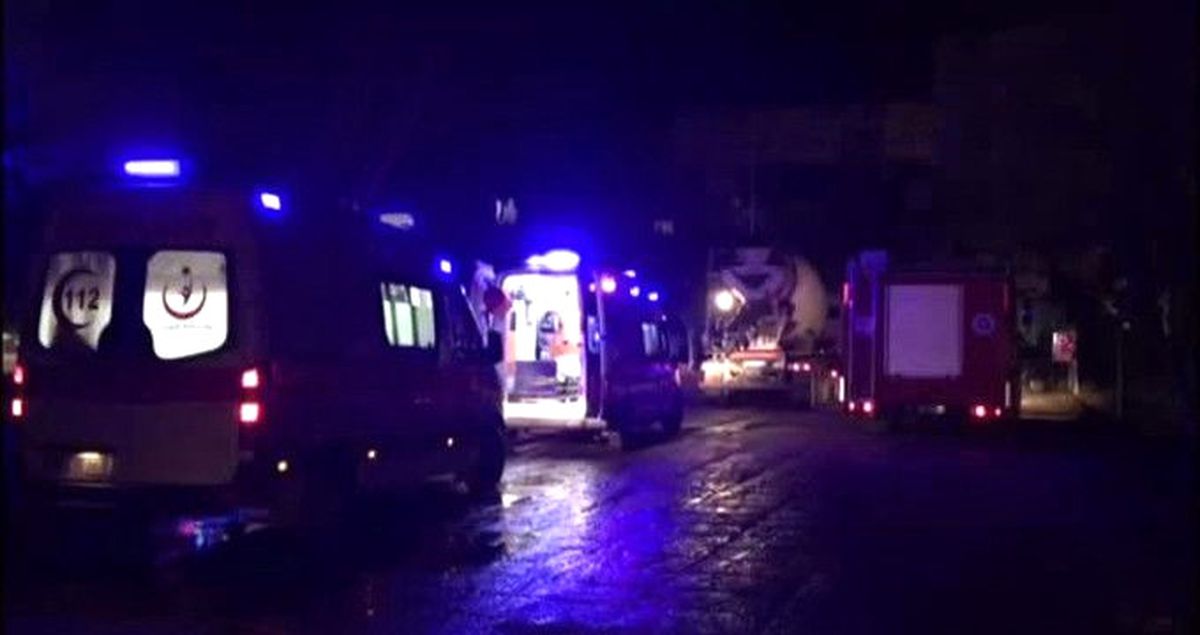 Akdeniz Üniversitesi\'nde İskele Çöktü, İşçiler Enkazın Aldında Kaldı (2)