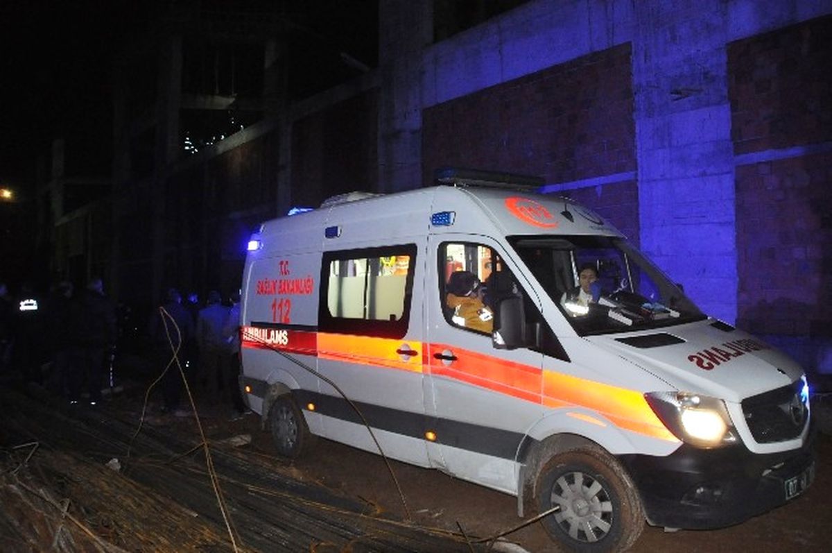 Akdeniz Üniversitesi\'nde İskele Çöktü, 8 İşçi Enkazın Altında Kaldı