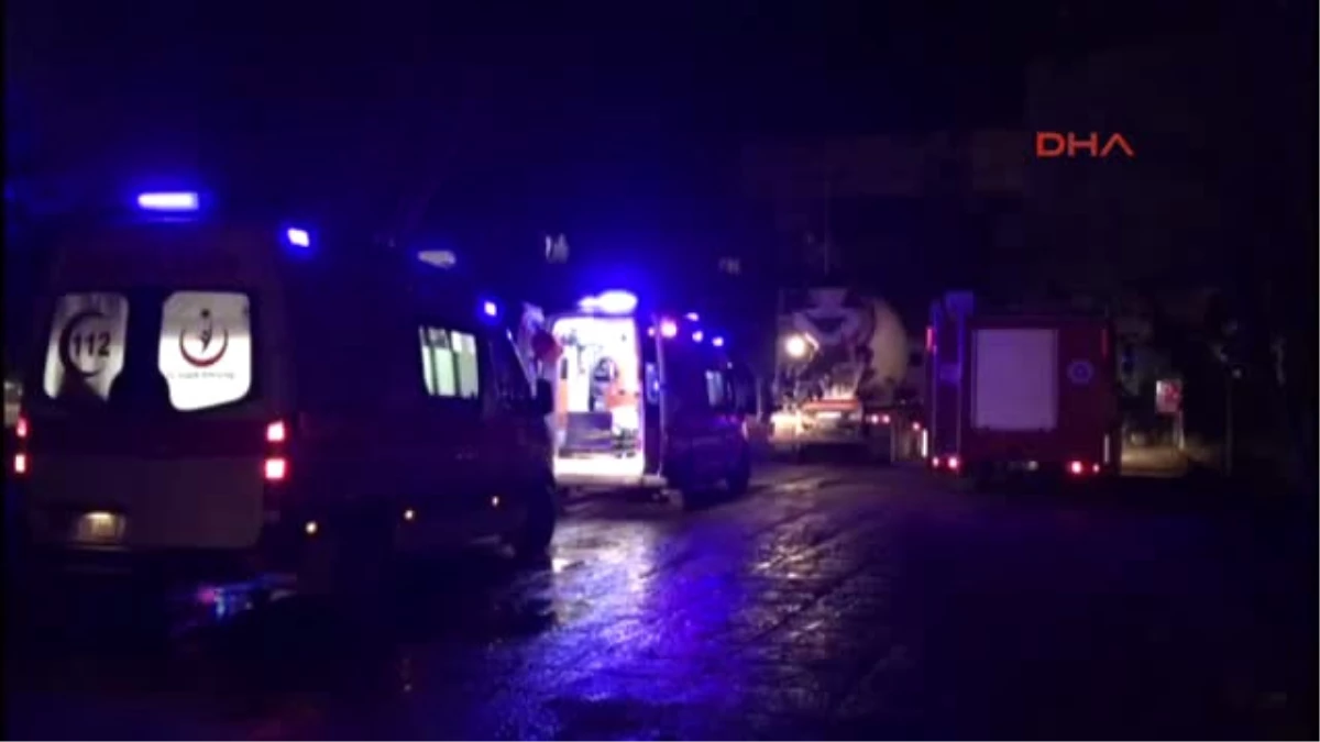 Antalya Akdeniz Üniversitesi\'nde Iskele Çöktü, Işçiler Enkazın Aldında Kaldı
