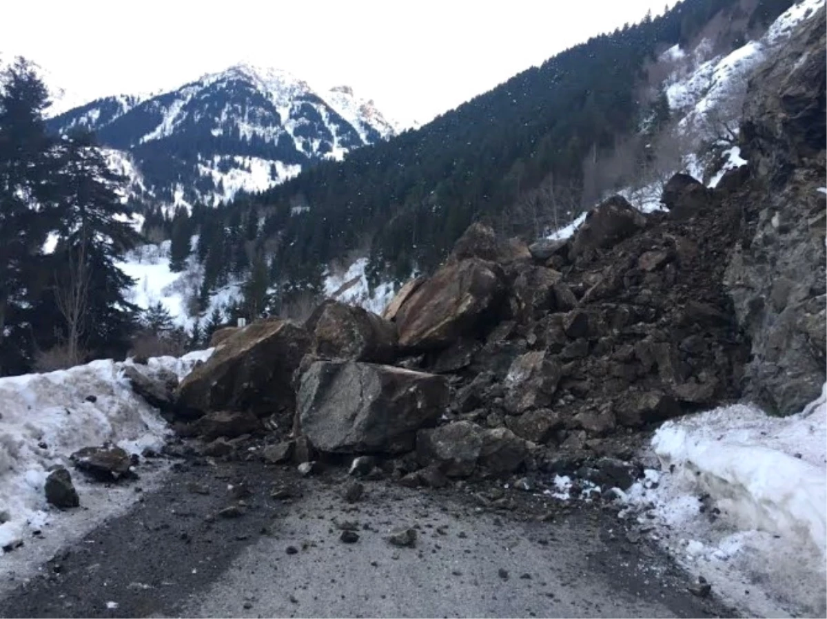 Ardahan-Artvin Karayolunda Heyelan: Yol Ulaşıma Kapandı