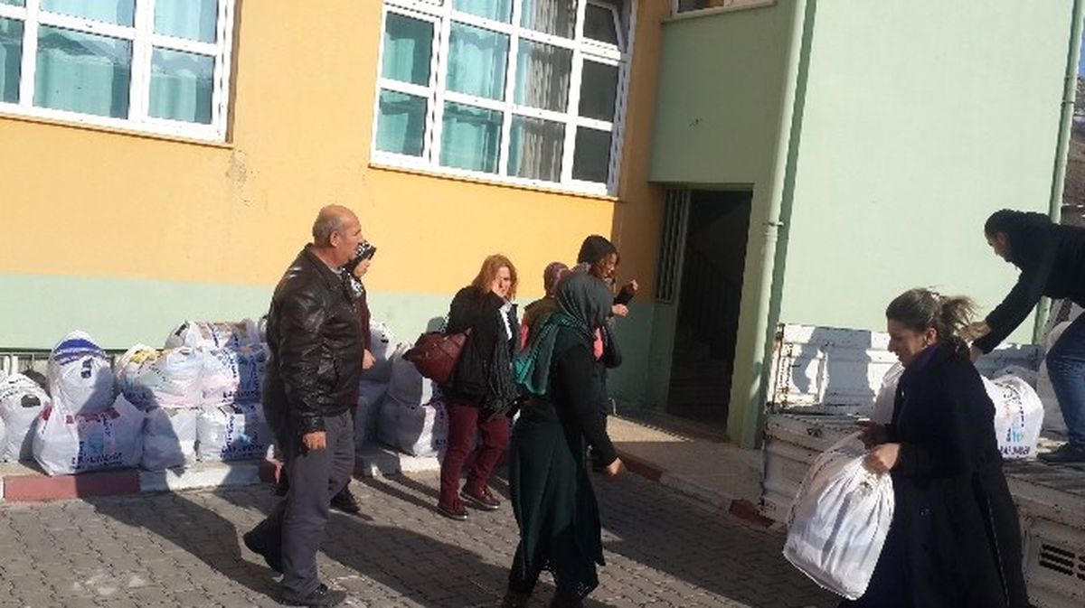 Bafra\'da "Okula Giderken Üşümüyorum" Kampanyası