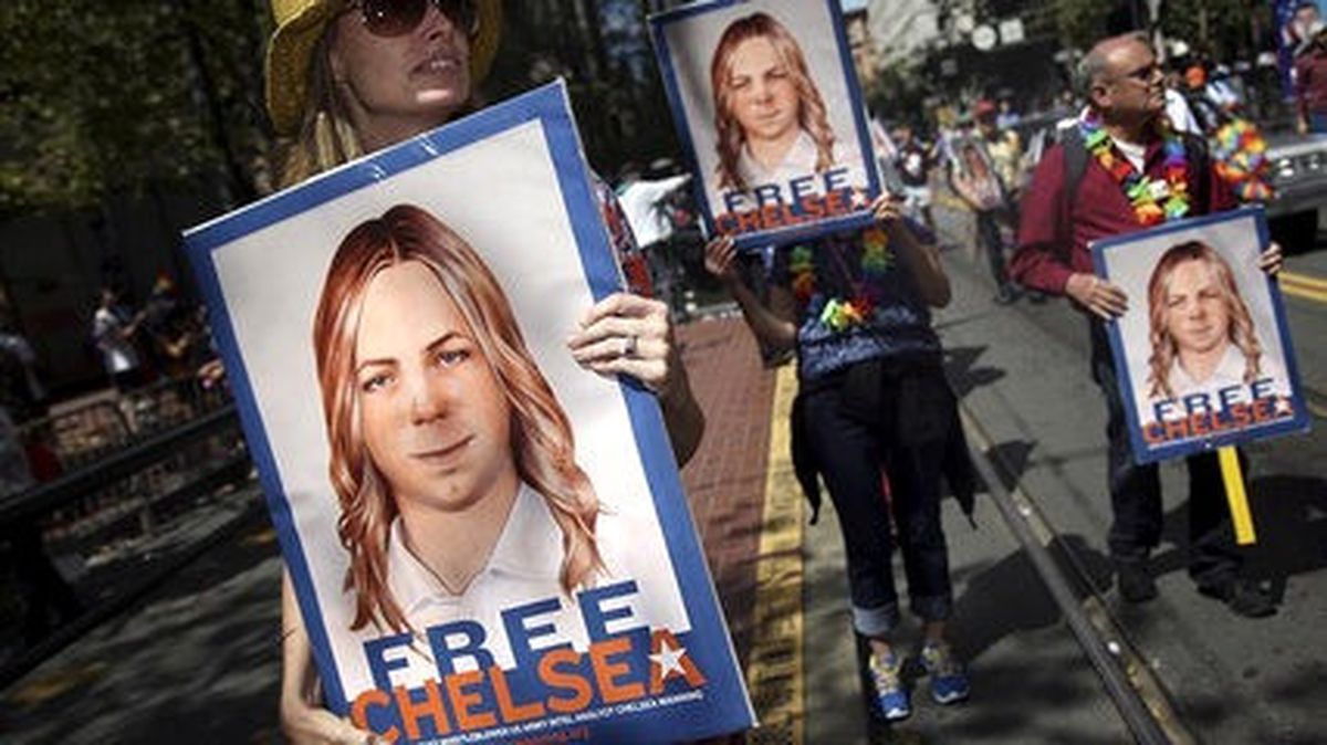 Barack Obama, Chelsea Manning\'in Wikileaks\'e Yüzbinlerce Gizli Belge Sızdırdığı Gerekçesiyle 2013...