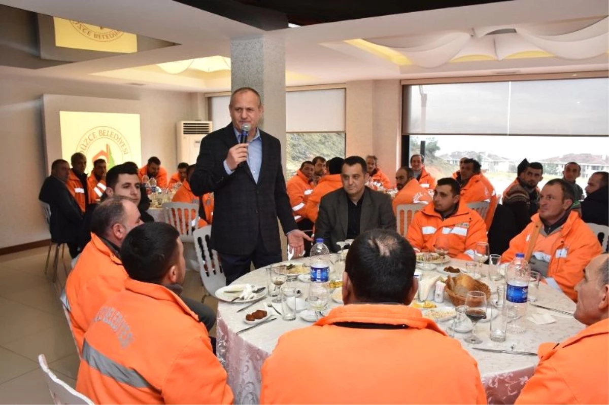 Başkan Keleş, Temizlik İşçileriyle Yemek Yedi