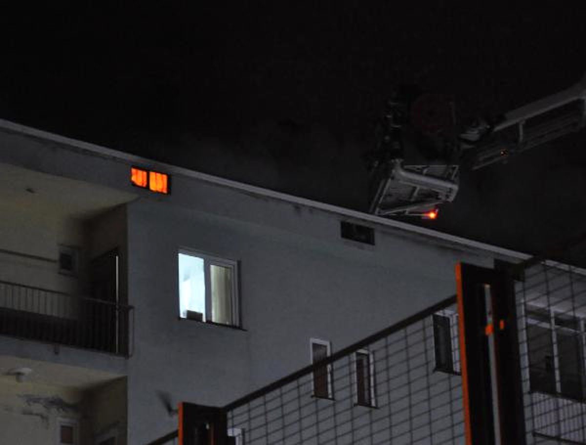 Çatı Yangını Apartman Sakinlerini Endişelendirdi