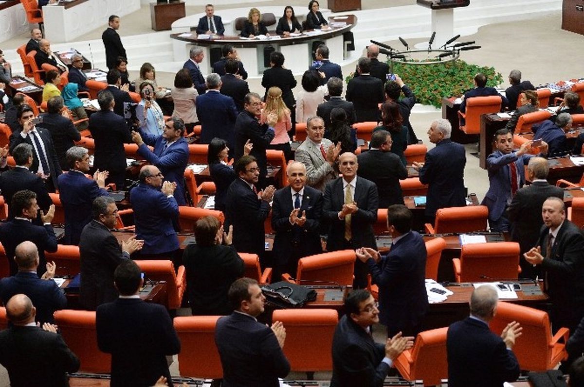 CHP\'den Anayasa Değişiklik Teklifi Protestosu