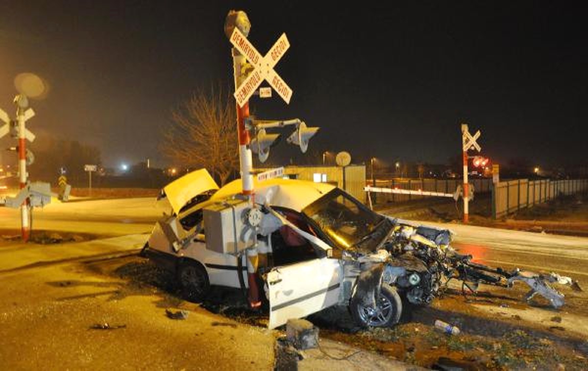 Denizli\'de Tren Hemzemin Geçitte Otomobile Çarptı