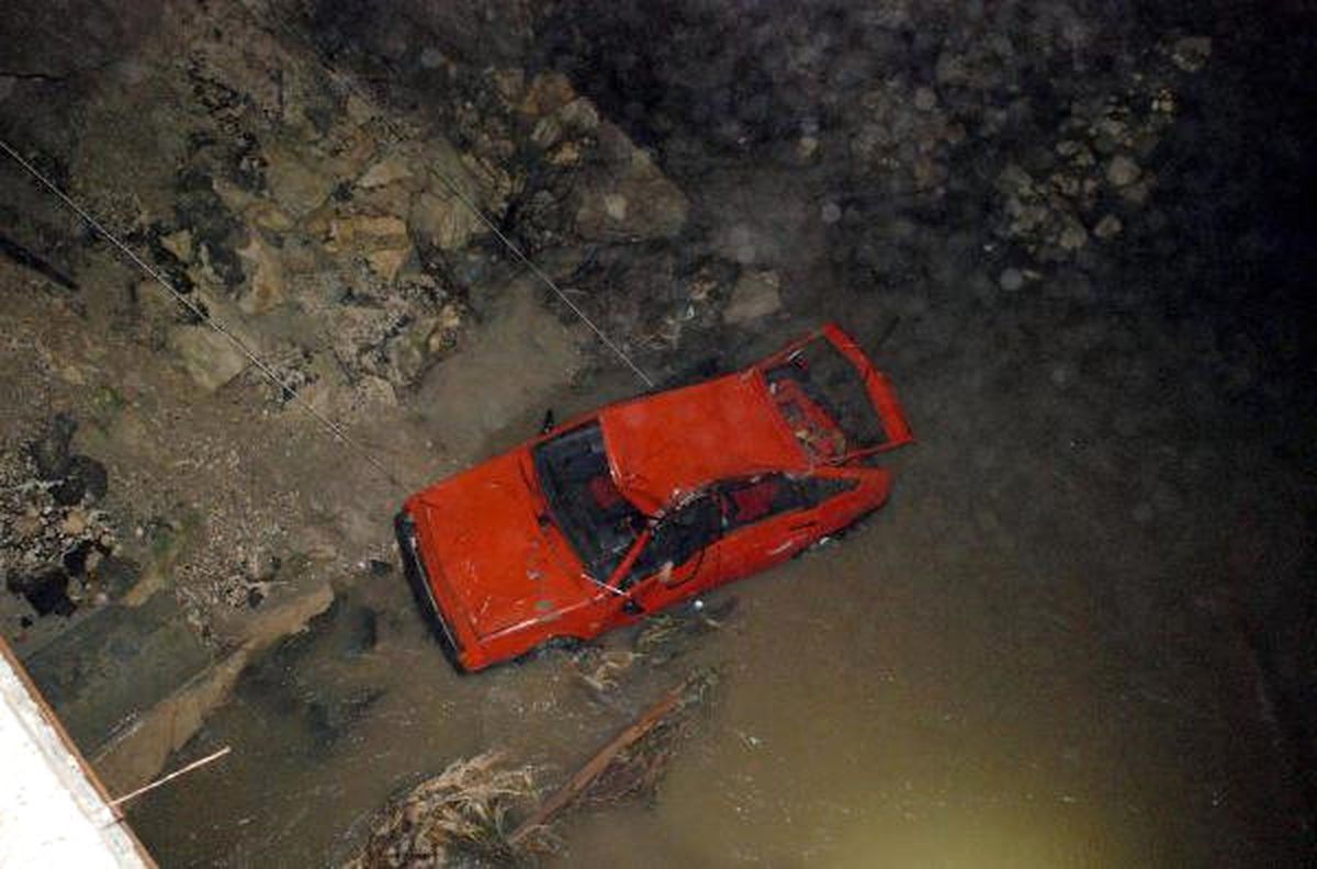 Dereye Uçan Otomobilin Sürücüsü Öldü
