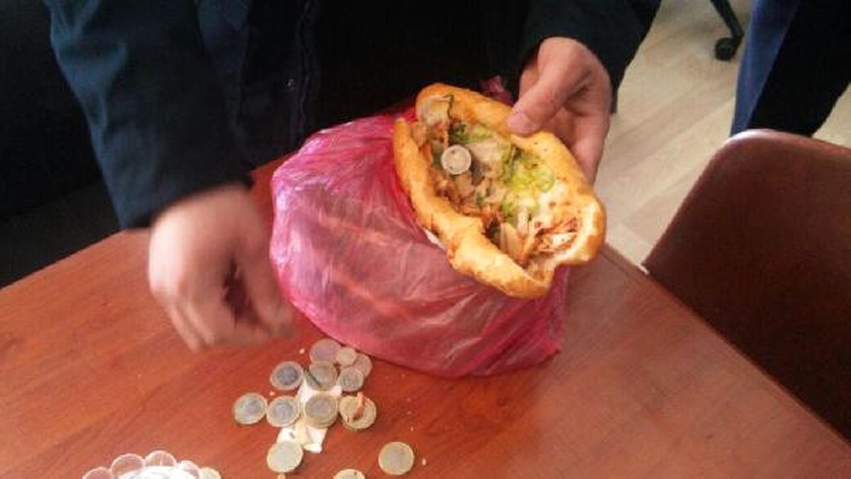 Dilenciler, Topladıkları Parayı Ekmek Arası Dönerin İçine Sakladı