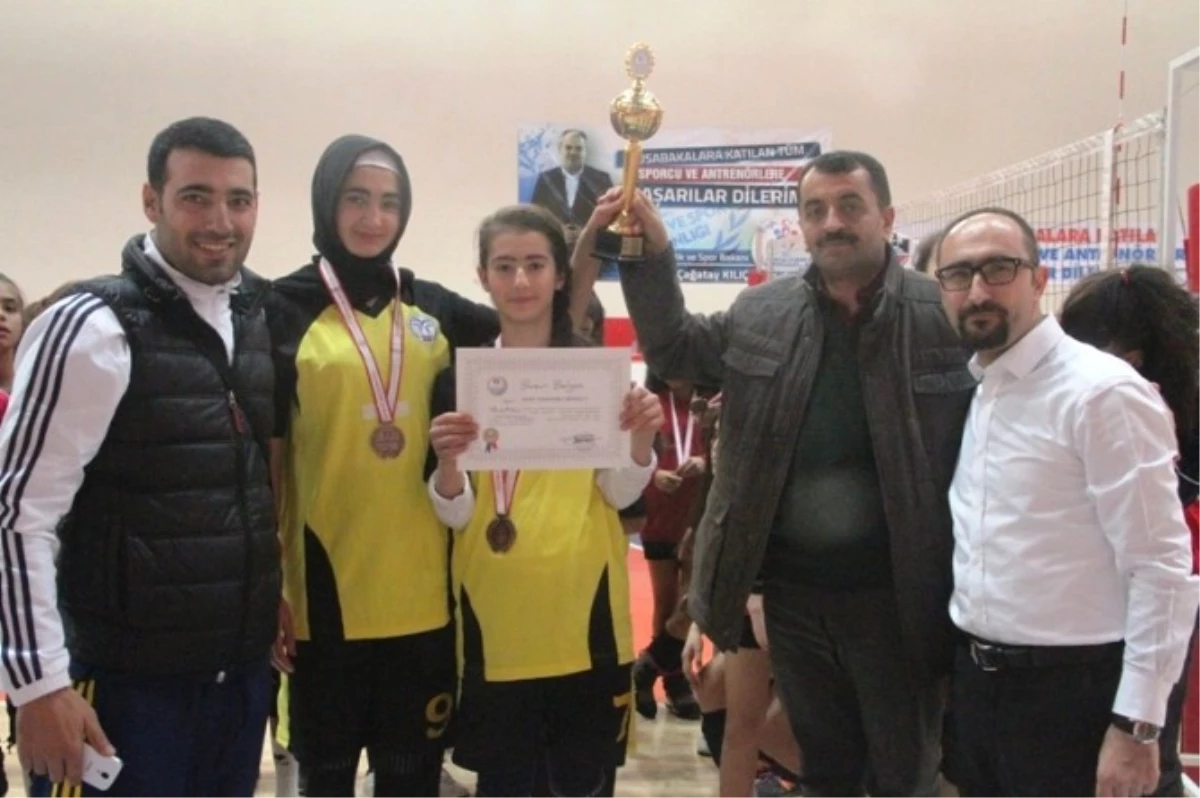 Diyarbakır\'da Yıldızlar Voleybol Müsabakaları Sona Erdi