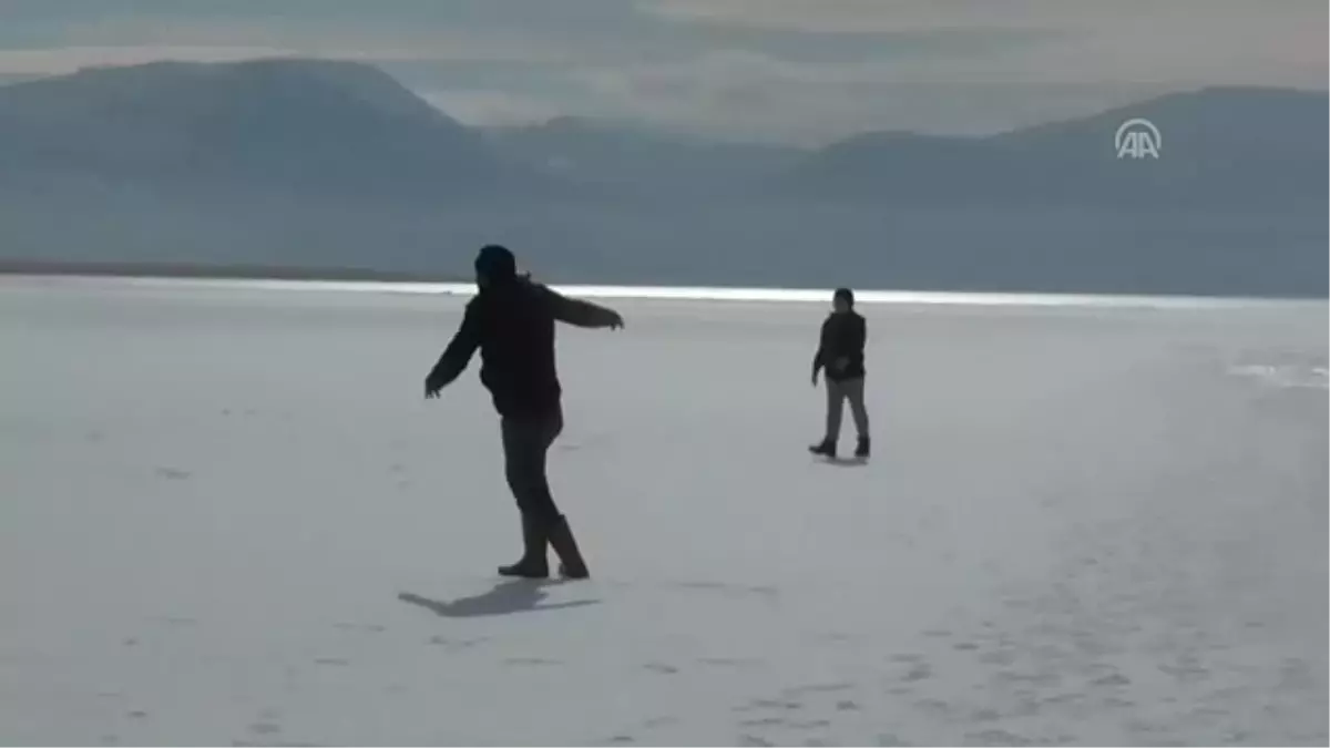 Donan Gölde "Buz Voleybolu" Oynadılar