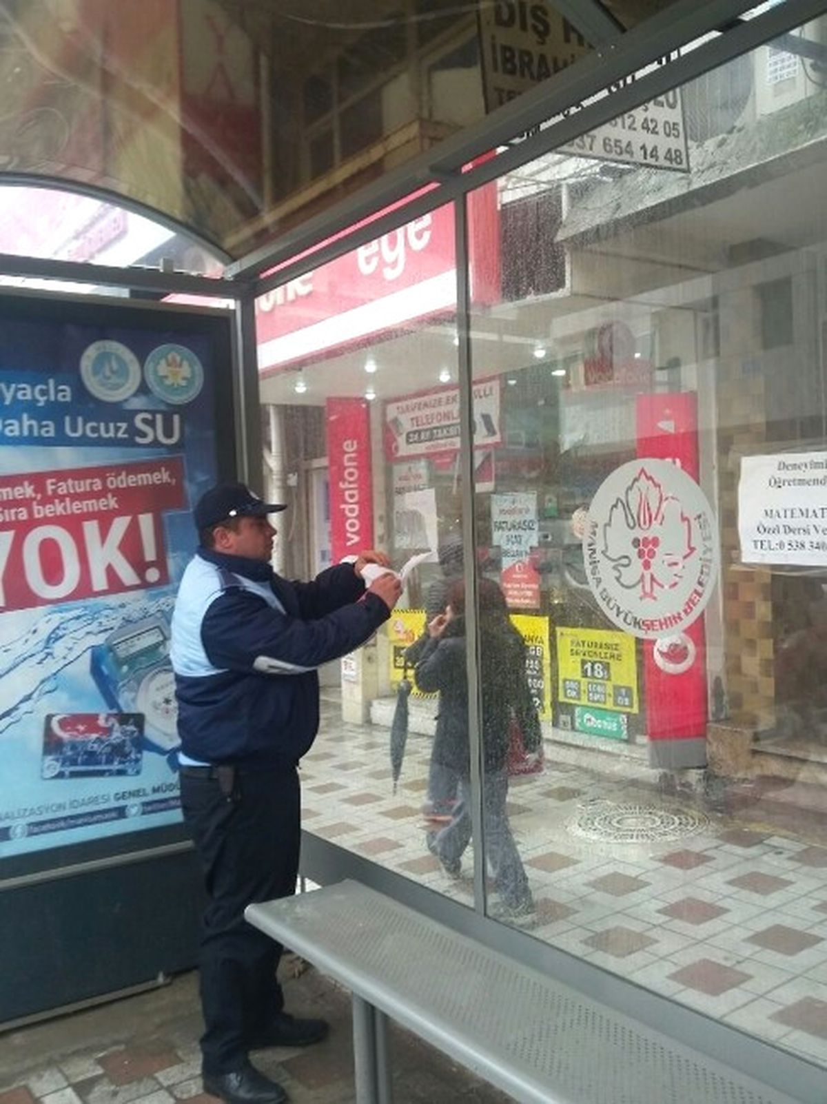 Duraklara Asılan İzinsiz Afişler İndirildi