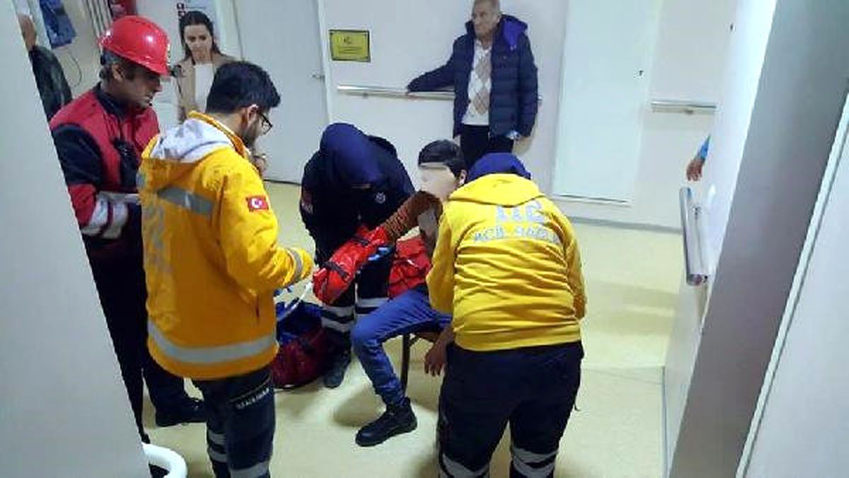 Eli Asansöre Sıkışan Genci İtfaiye Kurtardı