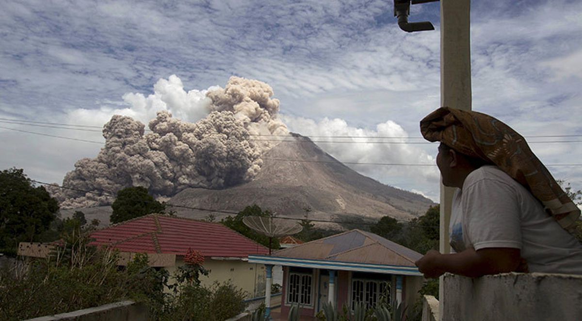 Endonezya\'da Sinabung Yanardağı\'nın Kül Püskürtmeye Başlaması