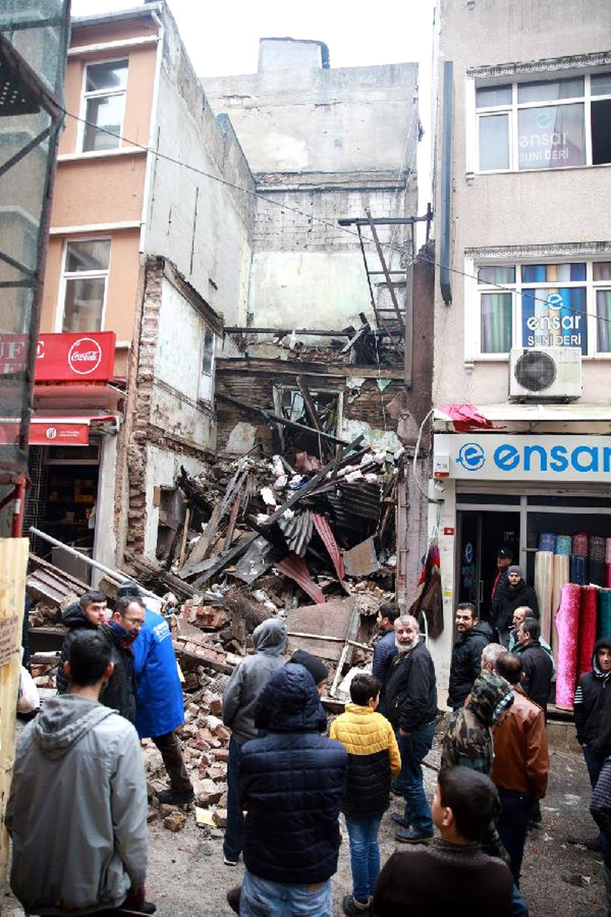 Fatih\'te Metruk Bina Çöktü