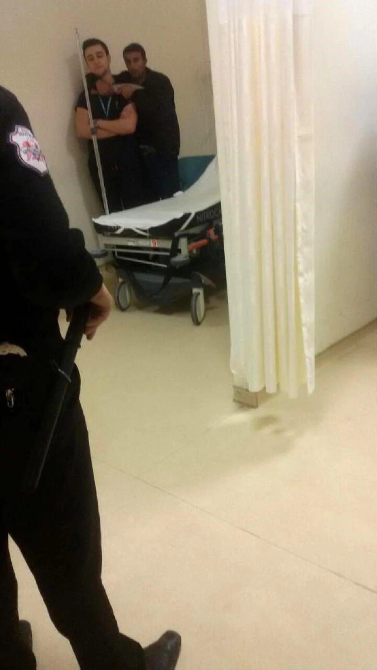 Hastanede Olay Çıkardı, Görevliyi Bıçak Tehdidiyle Rehin Aldı