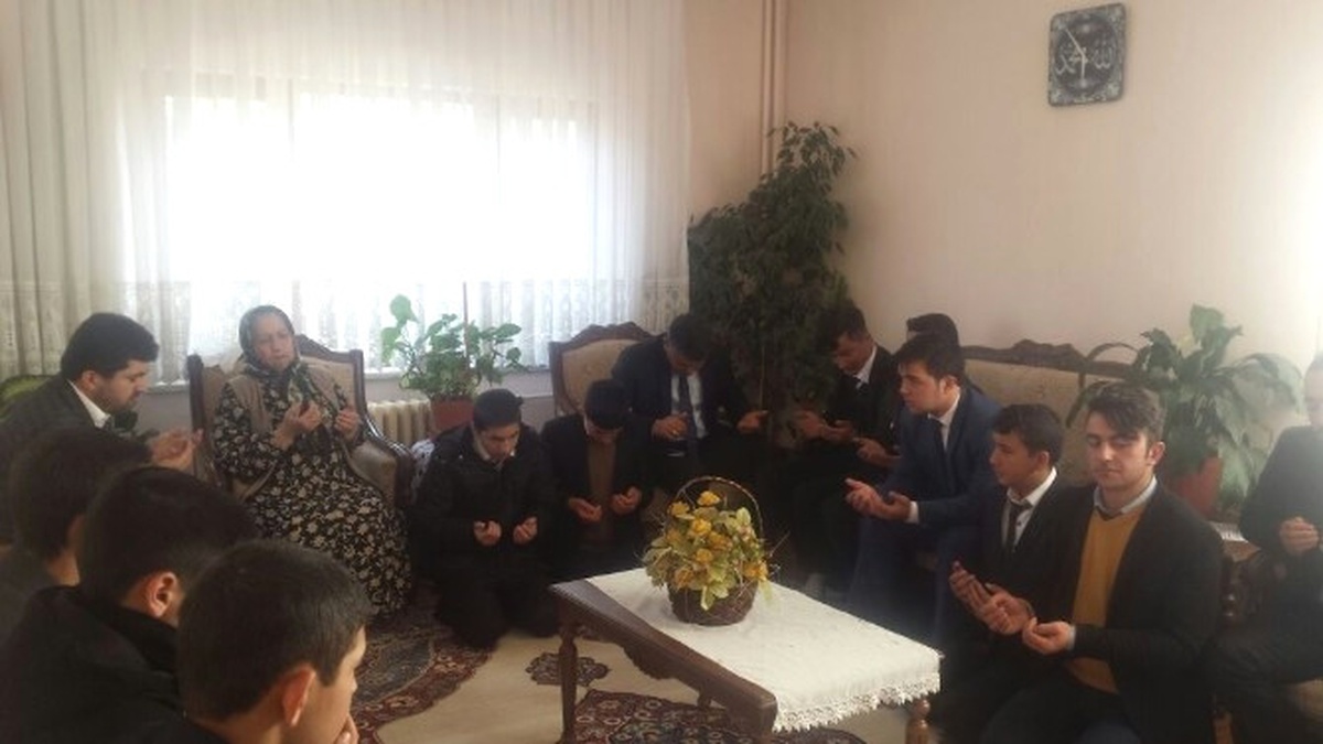 İmam Hatipli Öğrenciler Şehitler İçin Kuran-Kerim Okudu