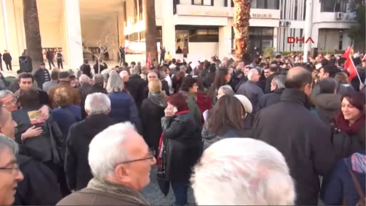 Izmir CHP\'liler Başkanlığa Karşı Ayağa Kalktı