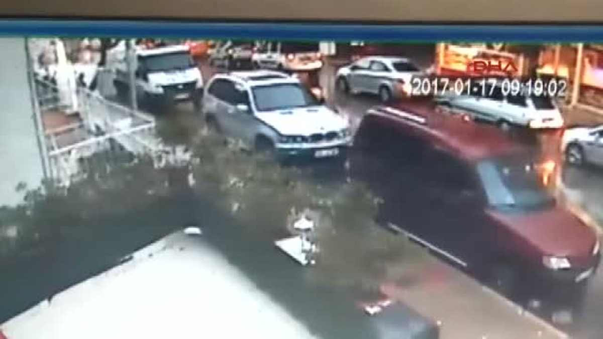 Izmir\'de Aynı Aileden 4 Kişiyi Öldüren Şüphelinin Eve Giriş Çıkış Anı Güvenlik Kamerasında