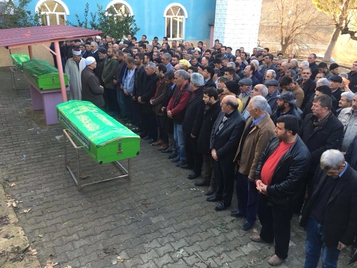 İzmir\'deki Cinayetin Kurbanları Toprağa Verildi