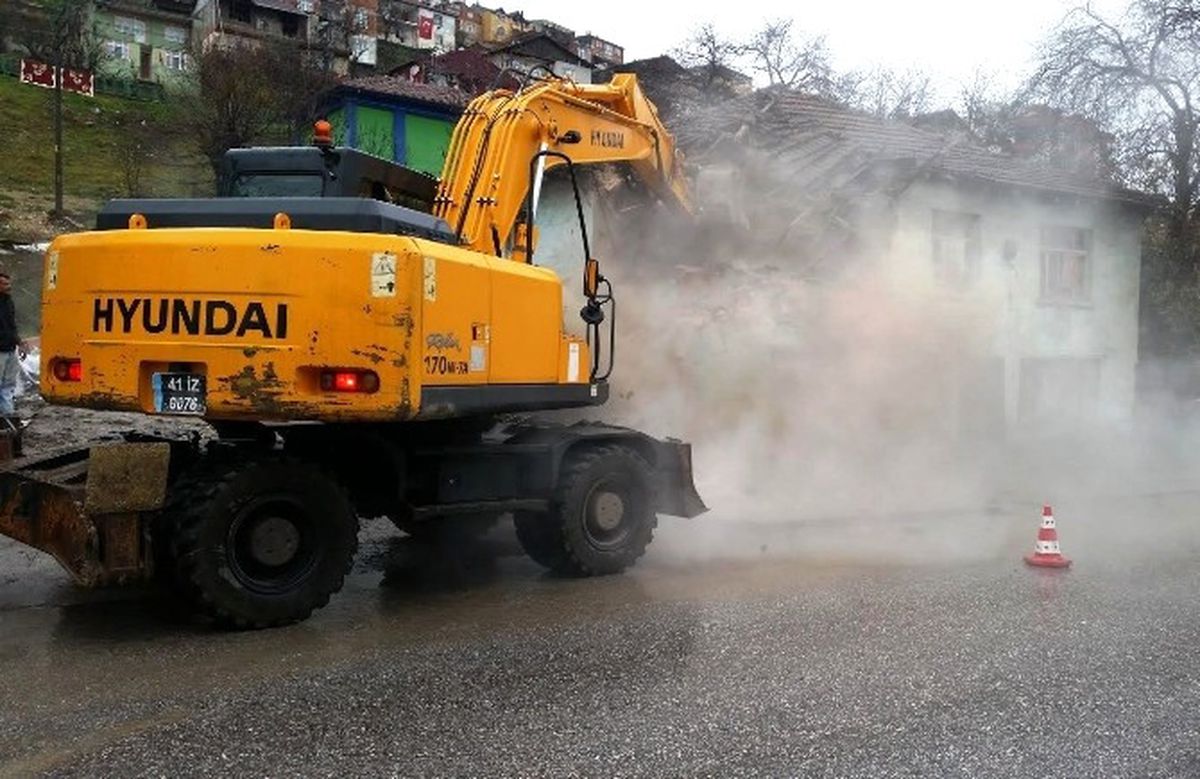İzmit Belediyesi, İzmit\'in Dört Bir Yanında Çalışmalara Devam Ediyor
