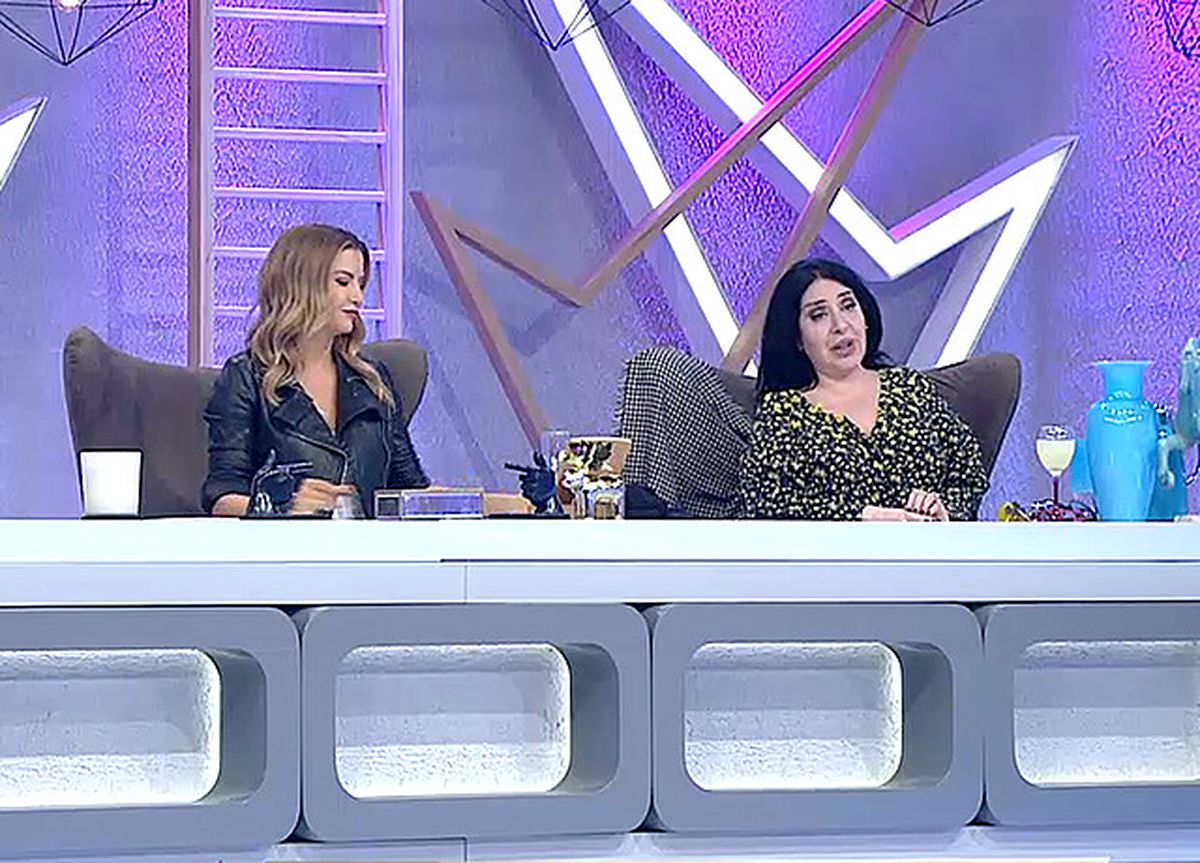 Jüri Yarışmacının Kolyesini Eleştirdi