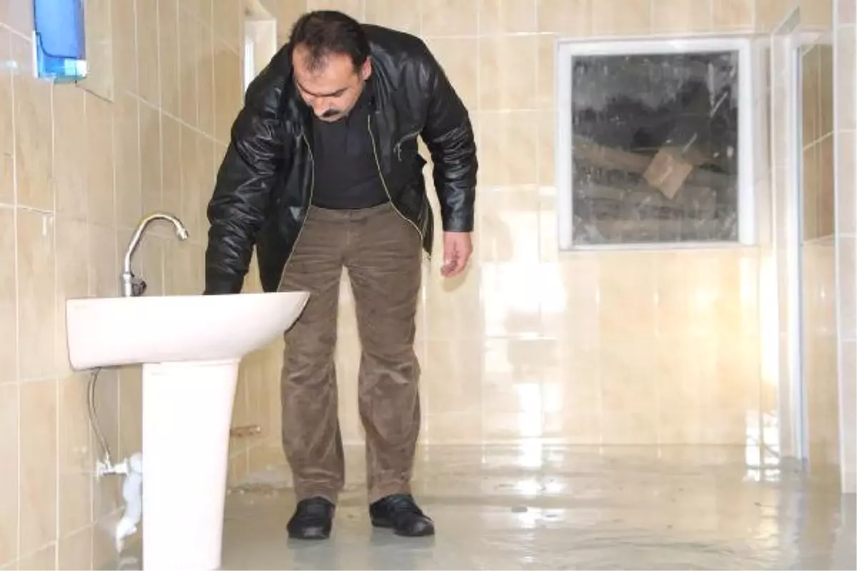 Karlıova\'da Su Boruları Patladı, Göletler Dondu