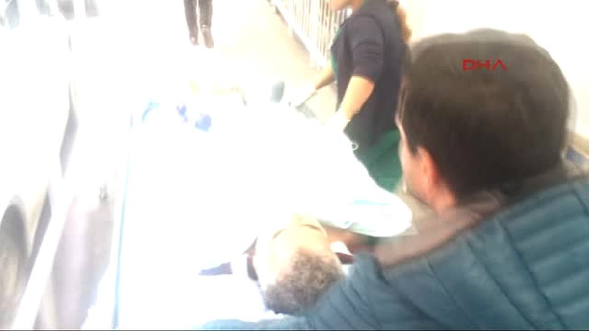 Kocaeli Kızı Ile Tartışan Baba Kendini Bıçakladı