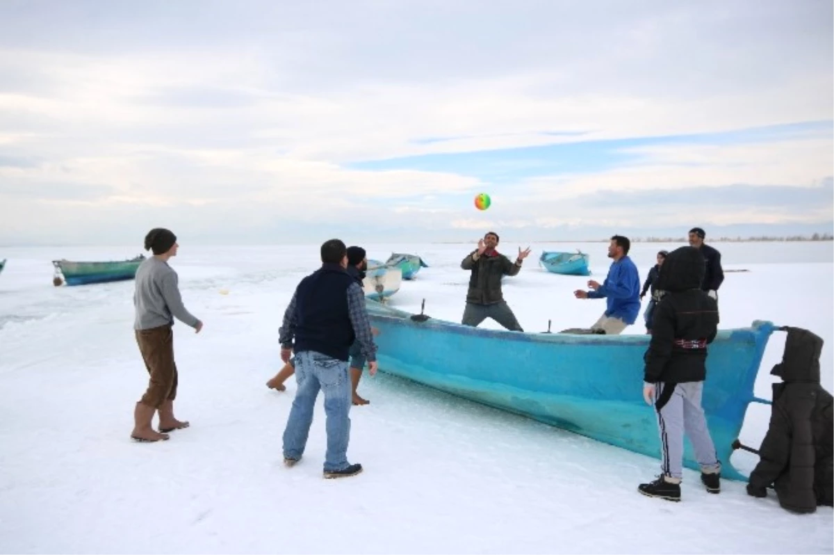 Konya\'da Balıkçılar Donan Gölde Voleybol Oynadı
