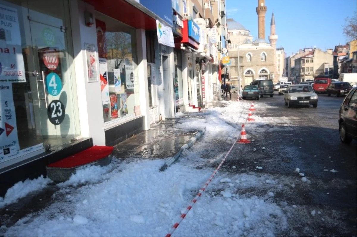 Konya\'da Üzerine Kar Kütlesi Düşen Kişi Yaralandı