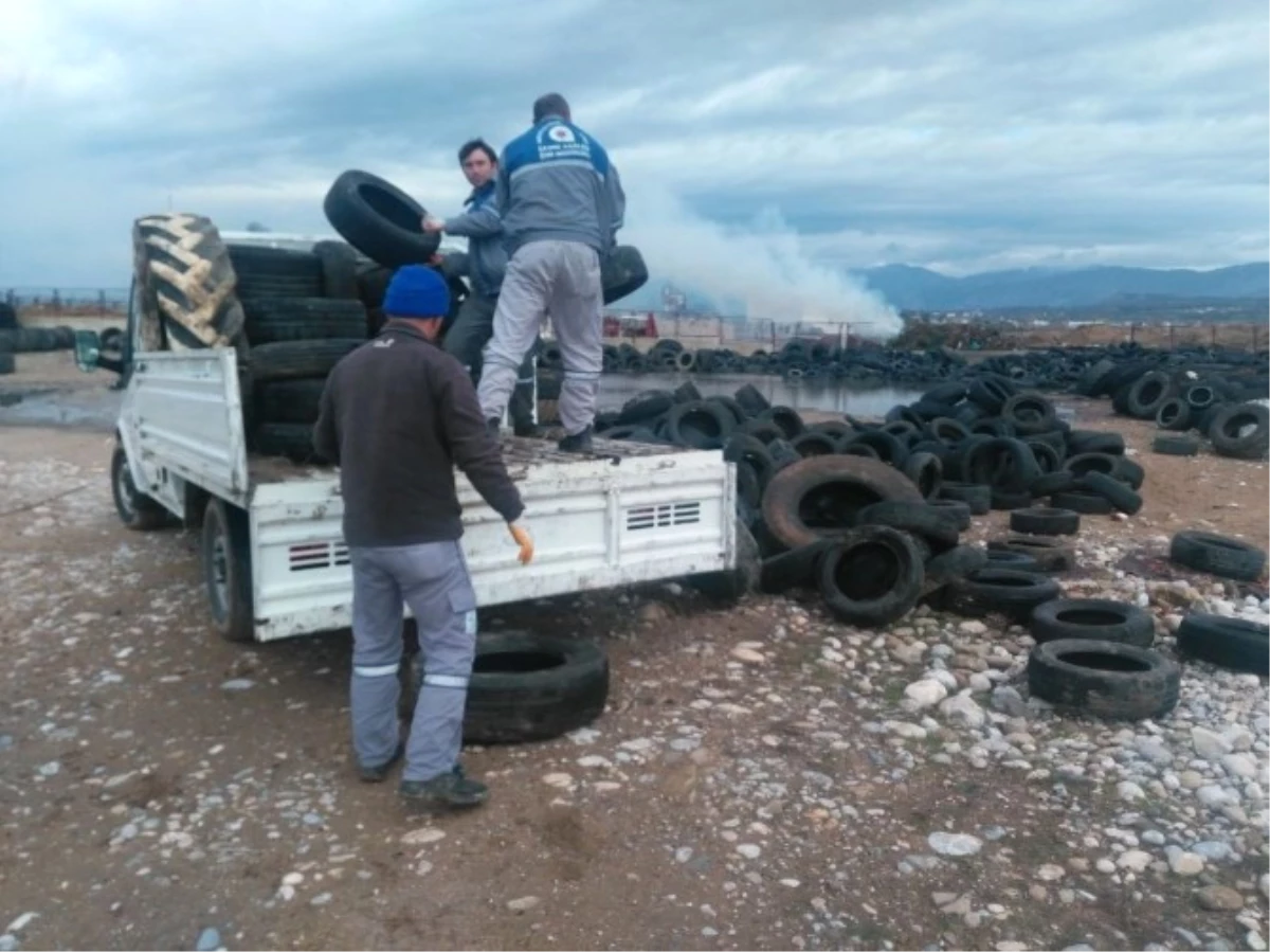 Manavgat\'ta Eski Araç Lastikleri Toplanıyor