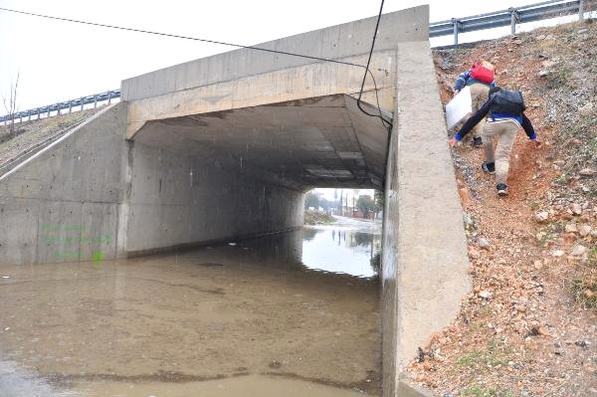 Manisa Alt Geçit Yağmurdan Suyla Dolunca Bulunan Çare Tehlike Yarattı