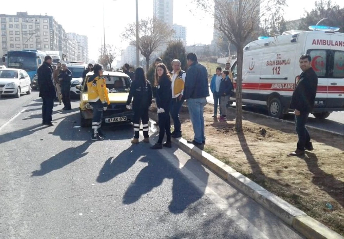 Mardin\'de Trafik Kazası: 4 Yaralı