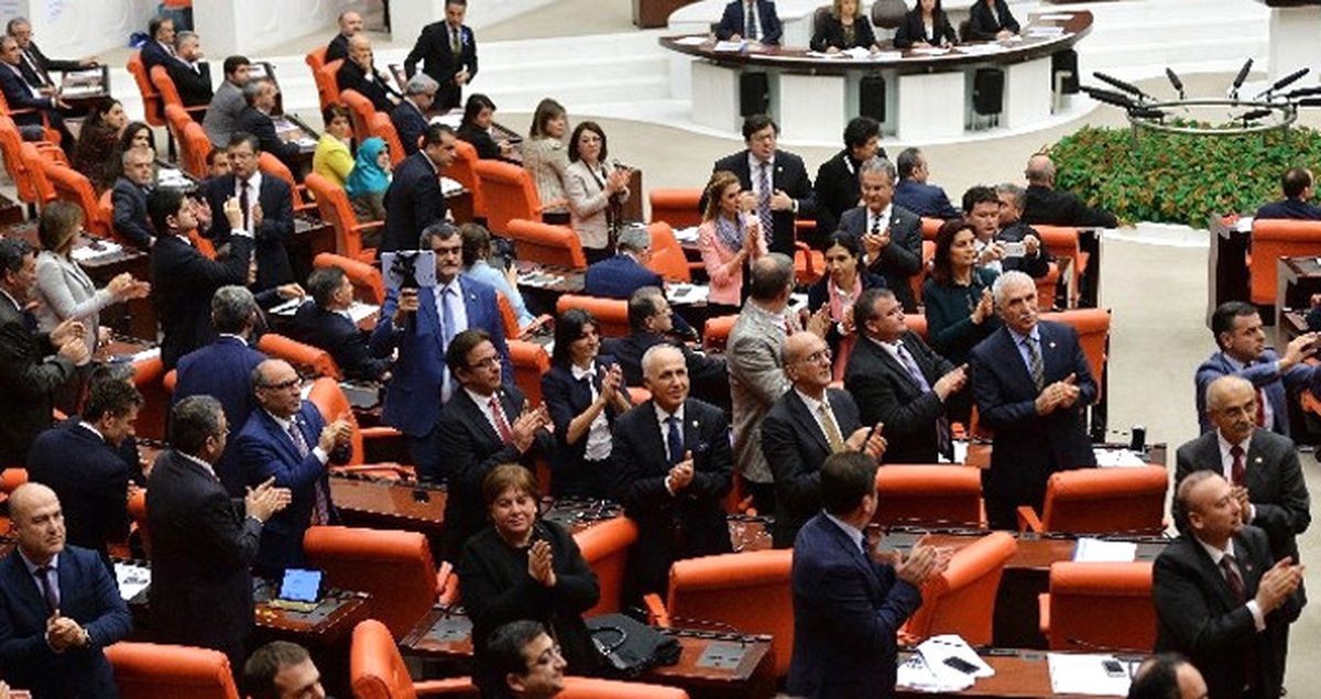Meclis\'te CHP\'lilerden \'Ayakta Durma\' Eylemi