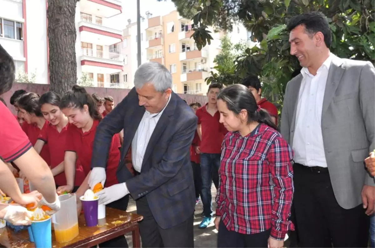 Öğrenciler Sağlık İçin Portakal Suyu İkram Etti