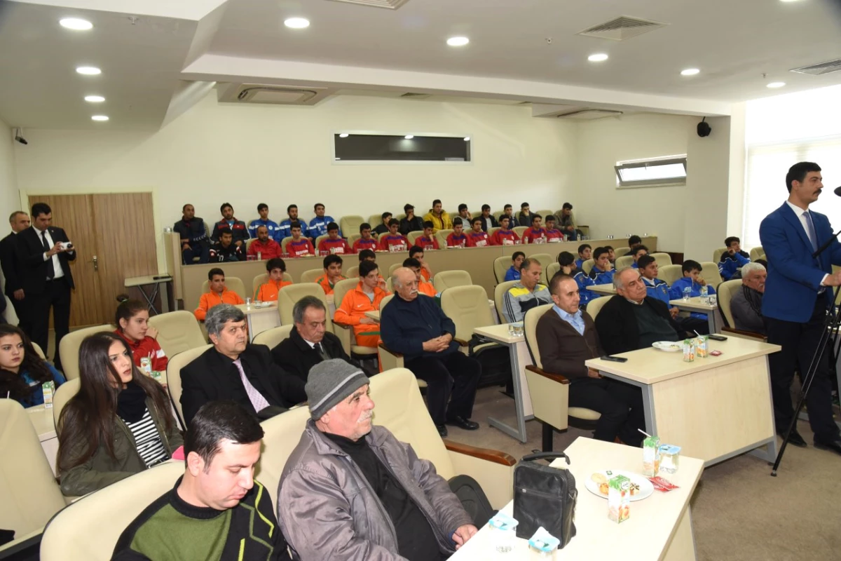 Osmaniye Belediyesi\'nden Amatör Futbol Kulüplerine Maddi Destek