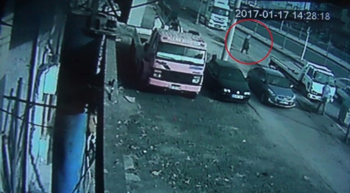 Yolun Karşısına Geçmeye Çalışan Yaşlı Adam, Otomobilin Altında Kaldı