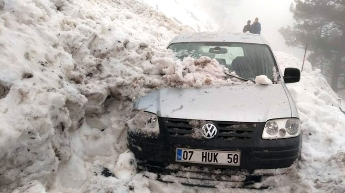 Otomobiliyle Çığ Altında Kalan Kişi Kurtuldu