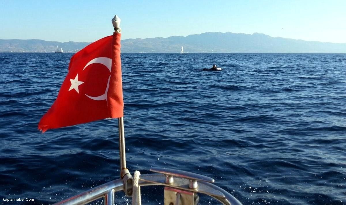 Tekne Arızalanınca Bir Saat Denizin Ortasında Mahsur Kaldılar