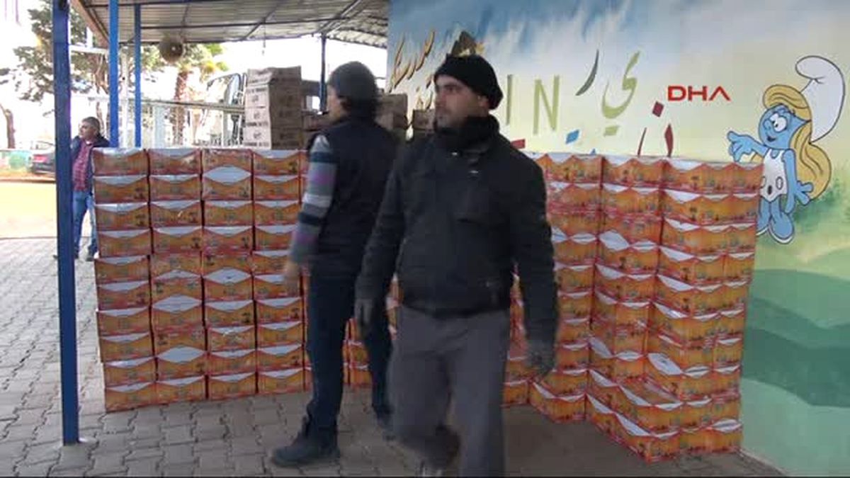 Reyhanlı Suriyeli Çocuklara Elma, Hurma ve Keçiboynuzu
