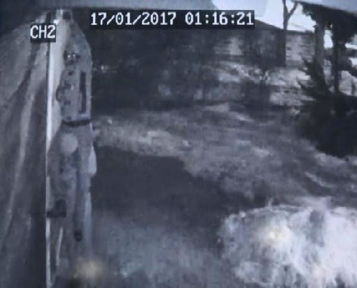 Sarhoş Hırsızlar Güvenlik Kamerasının Sirenini Kırdılar, Kameraları Unuttular