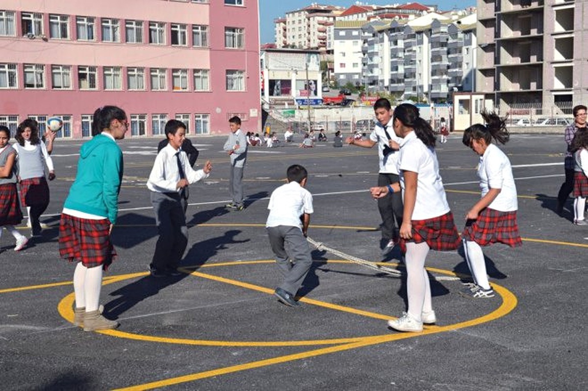 Siirt\'teki Okullarda Geleneksel Oyun Çizgileri Çiziliyor