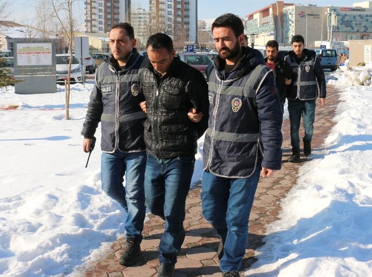 Sivas\'ta Kendilerini Polis Diye Tanıtıp Vatandaşları Soyan Dolandırıcılar Yakalandı