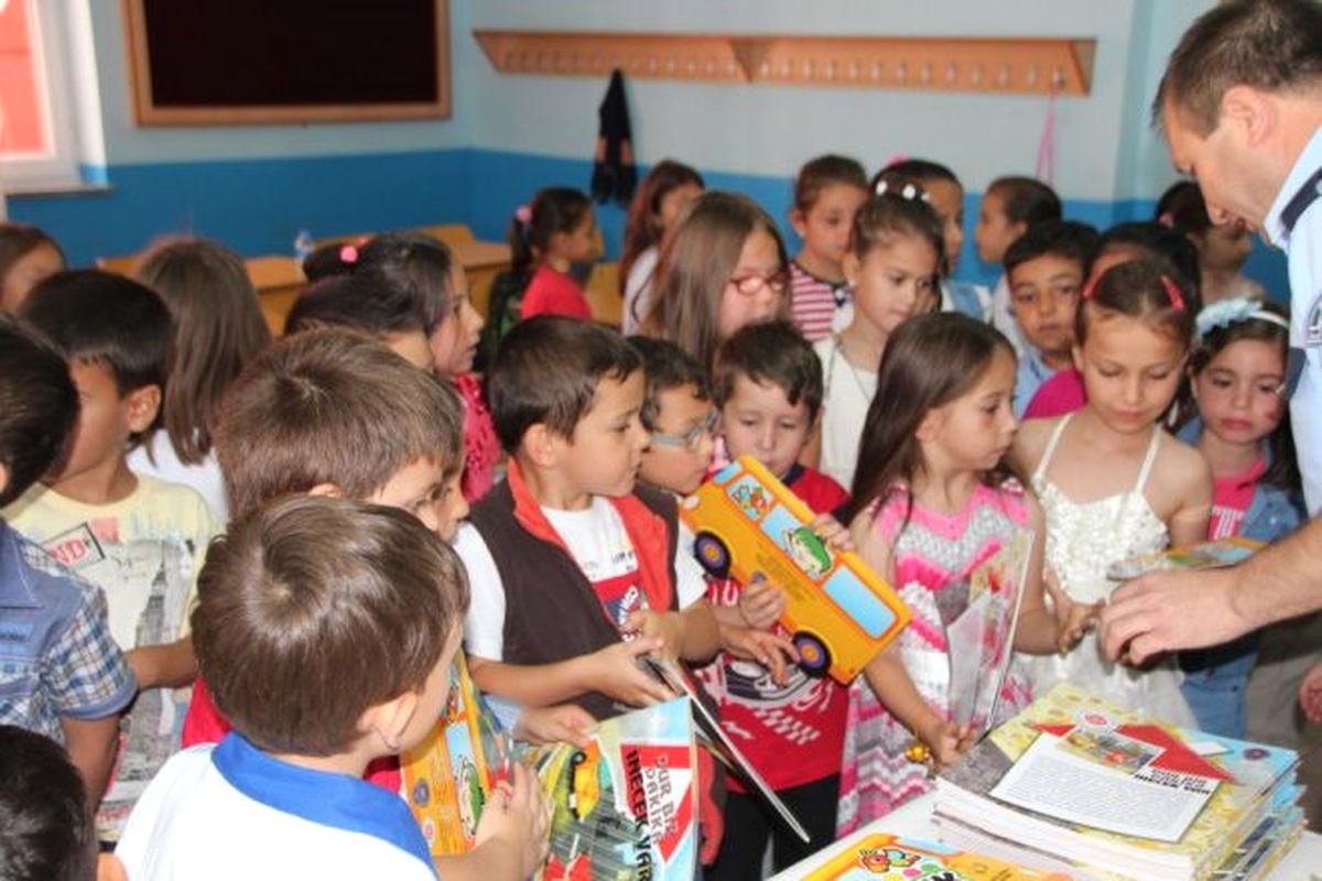 Trafik Polislerinden Minik Öğrencilere Karne Hediyesi