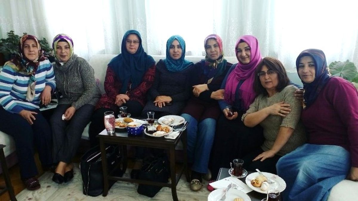 Ak Partili Kadınlar Kapı Kapı Dolaşarak Başkanlık Sistemini Anlatıyor