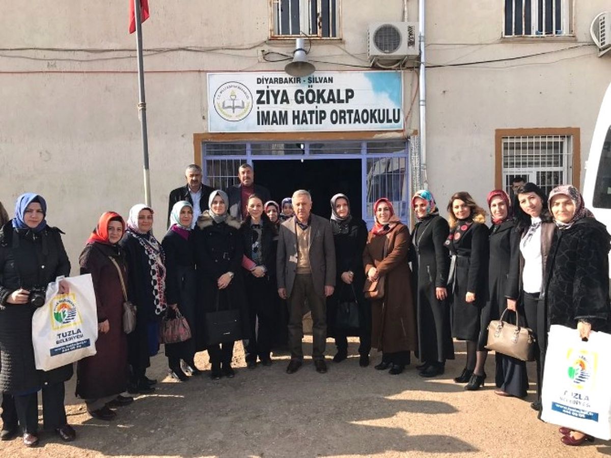 Ak Partili Kadınlardan Öğrencilere Yardım