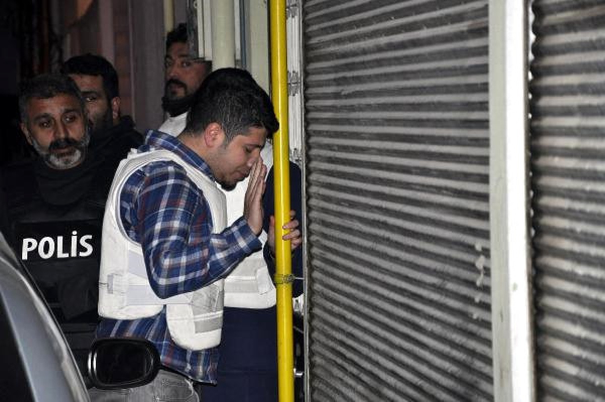 Altın Tamircisi, 2 Komşusunu Rehin Aldı
