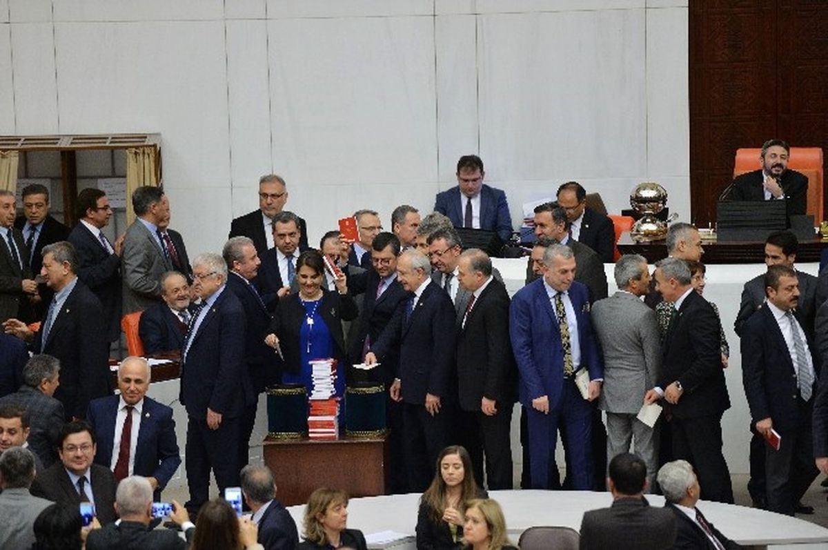 Anayasa Değişiklik Teklifi Altıncı Maddesi Oylamasında Gerginlik Son Anda Önlendi